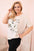 Bluzka damska Plus Size z wiskozy z kwiatowym nadrukiem i napisem , Beżowa uniwersalny , Bluzki , IT , 33021_1 , 2152 Bluzki Moda Włoska Nowości Odzież Damska plussize wiosna Wszystkie Produkty