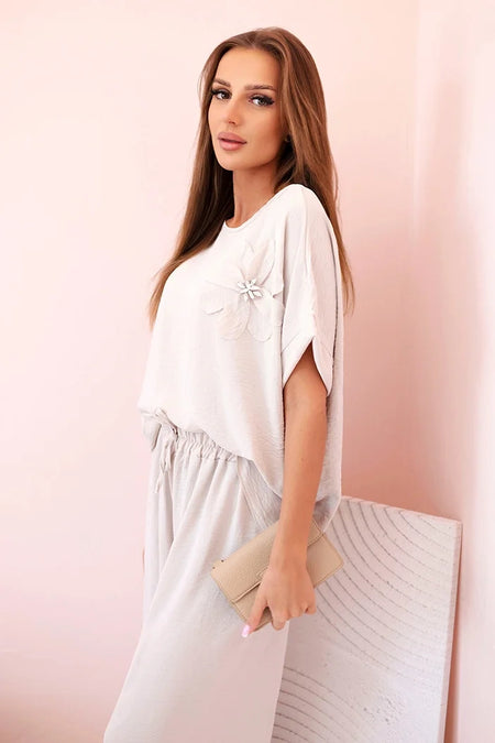 Komplet damski z wiskozy z ozdobnym kwiatem i szerokimi spodniami , Ciemny beżowy uniwersalny , Komplety , IT , 33154_3 , ART0109 Komplety Moda Włoska Nowości Odzież Damska wiosna Wszystkie Produkty
